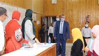 رئيس جامعة جنوب الوادي يتفقد الاختبارات الشخصية بكلية التربية بقنا