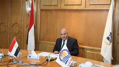 محافظ قنا يستعرض الموقف التنفيذي لتوصيل الغاز الطبيعى للمنازل