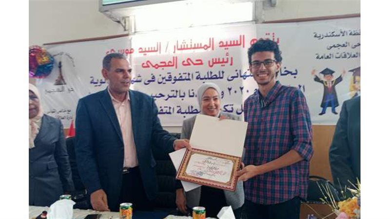 تكريم المتفوقين بحى