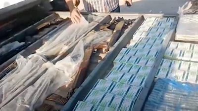 لحظة سقوط عنصرين إجراميين بحوزتهما 22 قطعة سلاح  و 15 ألف  قرص مخدر | فيديو