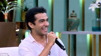 محمد عادل يشعل استوديو مني الشاذلي بأغنية 