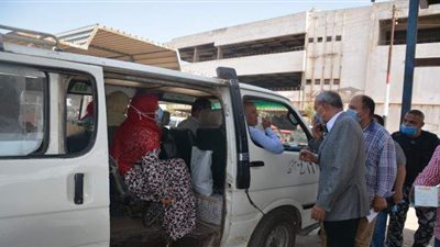 محافظ القليوبية يتفقد موقف بنها العمومي لمتابعة تطبيق الإجراءات الاحترازية