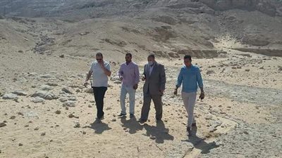 سكرتير مساعد أسيوط يتفقد مخرات السيول للتأكد من جاهزيتها لموسم الأمطار | صور