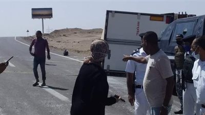 رفع آثار انقلاب سيارة نقل على طريق 