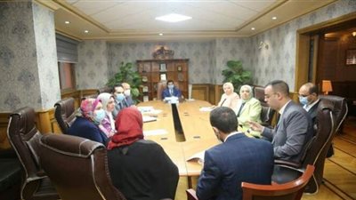 وزير  الرياضة يعقد اجتماعا بفريق عمل دعم المبادرات الشبابية 