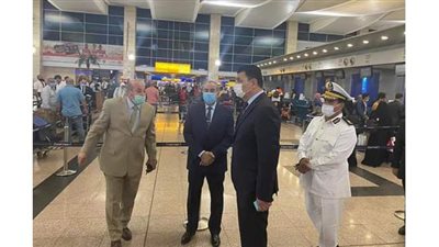 جولة مفاجئة لوزير الطيران  بمبنى الركاب ٢ و٣ بمطار القاهرة