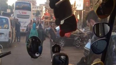 التحرش في الميكروباصات.. مرايات السائقين تكشف تفاصيل جسد الفتيات.. وأستاذ علم نفس: الكلام يرعب المتحرشين