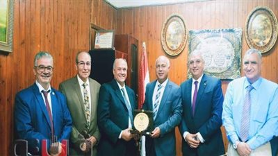 نقابة أطباء الأسنان تكرم وكيل وزارة الصحة بالغربية
