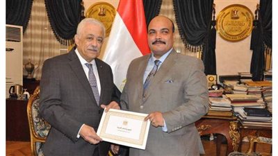 وزير التعليم يكرم مدير الشئون القانونية لتصديه للفساد وكشفه عن مخالفات