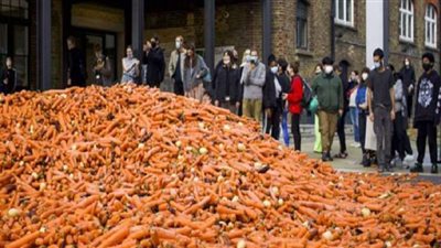 عمل فني يتسبب في إلقاء 32 طنا من الجزر في شوارع لندن | فيديو