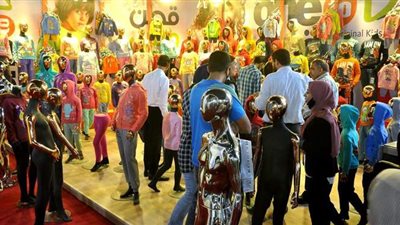 رئيس غرفة صناعات الملابس الجاهزة يفتتح معرضي 