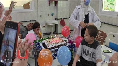 مستشفى بالشرقية يحتفل بعيد ميلاد أصغر مريض غسيل كلوي | صور