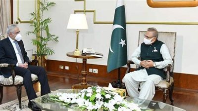 رئيس جمهورية باكستان يستقبل السفير المصري