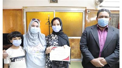 تعليم الوادى الجديد يكرم الطالبة الفائزة  بمسابقة الغناء الفردى