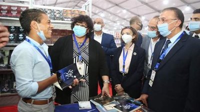 أصغر روائى بمعرض الإسكندرية للكتاب يهدي روايته الجديدة لوزيرة الثقافة