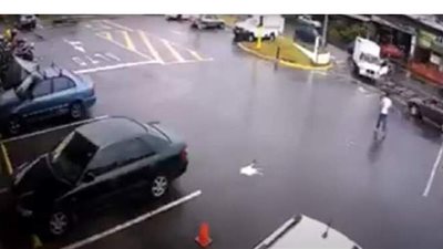 لقطات تحبس الأنفاس لرضيع نجا من موت محقق بعد انشغال أمه | فيديو