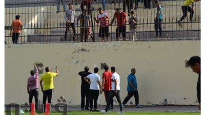 قدامي بلدية المحلة يؤازرون اللاعبين قبل مباراة الديربي | صور