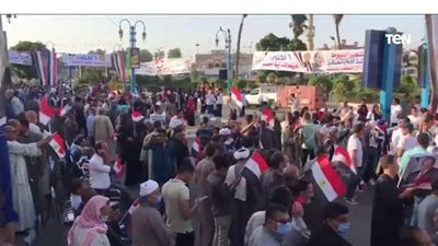 توافد المواطنين بالمنيا للاحتفال بذكرى انتصارات أكتوبر حاملين صور السيسي |فيديو
