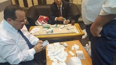 ضبط 340 سماعة كول سنتر وأقراص مخدرة بحوزة راكبين بمطار القاهرة