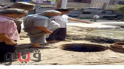 رئيس القنطرة شرق بالإسماعيلية يتابع صيانة مطابق الصرف  وخطوط المياه | صور