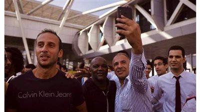 جماهير الأهلي تستقبل موسيماني بمطار القاهرة
