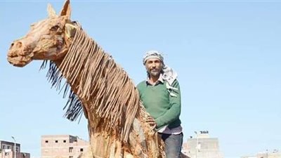 صاحب الحصان الخشبي بكفر الشيخ: سعره 60 ألف جنيه بسبب خاماته.. وقضيت 100 يوم في صناعته