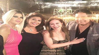 محمد منير يحتضن منة شلبي في حفل زفاف شقيق إلهام شاهين