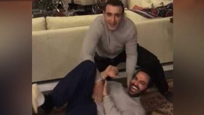 أحمد السقا ينهال بالضرب على أحمد فهمي.. تعرف على السبب | فيديو