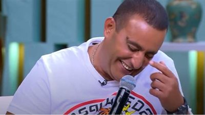 أحمد السقا يدخل في نوبة ضحك أثناء غناء 