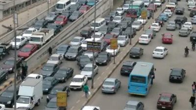 حادث سير على الطريق الدائرى.. وزحام مرورى بطريق الإسكندرية الزراعى وكوبرى أكتوبر