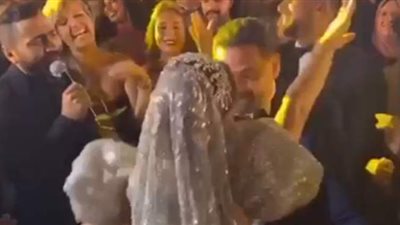 تامر حسني يغني 