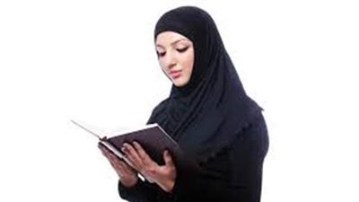ما حكم الدين فى مدرسة التربية الدينية تحمل كتاب الدين وهى فى عادتها الشهرية
