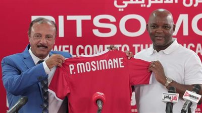 محسن صالح يهدي موسيماني قميص الأهلي