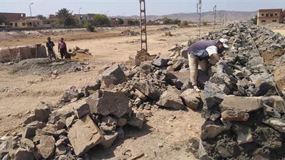 رئيس مدينة القصير يشدد على متابعة المياه الجوفية بمخر وادى العمبجى | صور