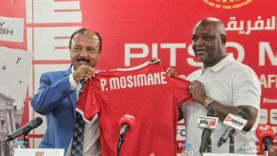 جماهير الأهلي تلتف حول بيتسو موسيماني لالتقاط الصور السيلفي | فيديو