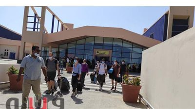 البحر الأحمر تستقبل أول طائرة قادمة من باريس منذ 7 شهور.. حنفي: 97 سائحاً فرنسياً وصلوا مطار مرسى علم وسط إجراءات احترازية عالمية | صور