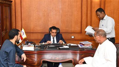 محافظ قنا يستقبل المواطنين للاستماع لشكواهم