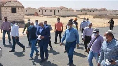 محافظ الوادى الجديد يتابع سير العمل بالقري النموذجية بالخارجة