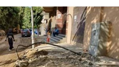 رصف الطرق وإصلاح ماسورة مياه مكسورة بشارع الجمال في الجيزة
