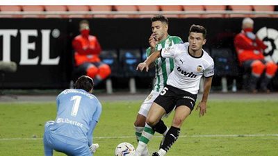 ريال بيتيس يعود للانتصارات بالفوز على فالنسيا 0/2 بالدوري الإسباني