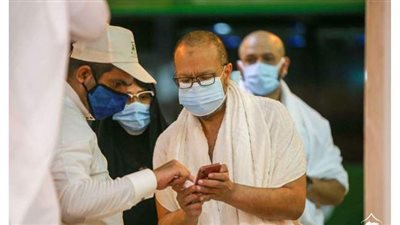 أول فوج من المعتمرين يستعد لأداء العمرة | صور