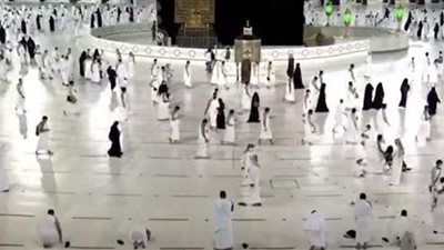 أول فيديو لأداء المعتمرين مناسك العمرة