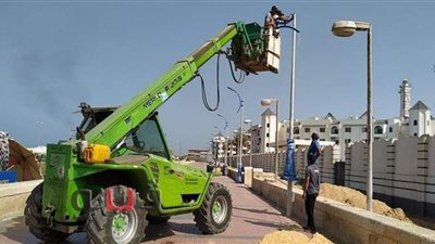 تركيب 115 عمود إنارة ديكور بالكورنيش السياحي في حي المناخ ببورسعيد | فيديو