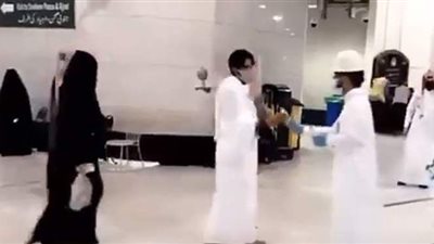 توزيع ماء زمزم على المعتمرين بعد الانتهاء من الطواف | فيديو