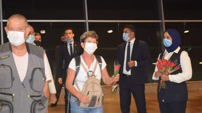 وصول 163 سائحاً فرنسياً إلى مطار الغردقة لأول مرة بعد توقف 7 شهور | صور