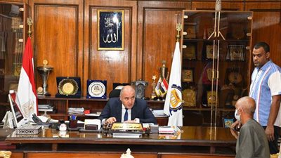 محافظ قنا يستقبل  عددا من المواطنين للاستماع إلى شكواهم | صور