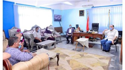 محافظ أسيوط يجتمع بمديري المراكز التكنولوجية ورؤساء الأحياء لمتابعة تلقي طلبات التصالح