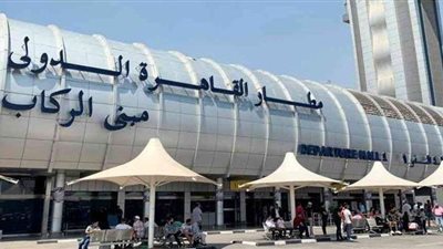 تجديد حبس المتهم بمحاولة تهريب 620 قرص مخدر داخل علبة تمر في مطار القاهرة