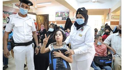 توزيع حقائب مدرسية على طلاب مدارس التربية الخاصة في الوادى الجديد