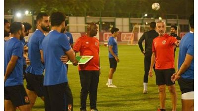 المدير الفني للأهلي يعقد جلسة مع عبد الحفيظ وقمصان